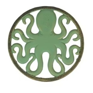 Protector de Calor para Mesa de Cocina de Lujo, Trivet Redondo de Metal Plateado Minimalista con Centro Texturizado de Guijarros, Soporte para Platos Calientes - Product Image 3