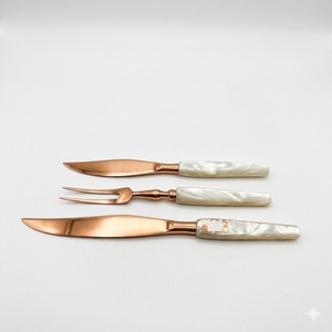 Juego de cubiertos de estilo victoriano antiguo con mango de nácar, cuchillos y tenedores para postre chapados en oro, vajilla elegante vintage para hotel. - Product Image 3