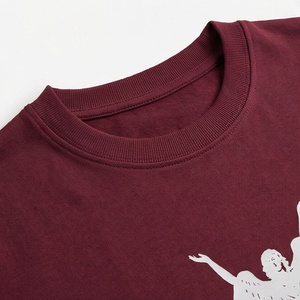 Ensemble 2 pièces pour femmes, t-shirt bordeaux et short cargo avec imprimé ange, coupe ample décontractée, vêtements printemps-été - Product Image 4