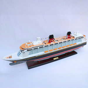 Modèle de bateau de croisière américain en bois peint à la main DIS.NEY DREAM, inspiré de la collection de décoration de la ligne de croisière Dis.ney - Product Image 1