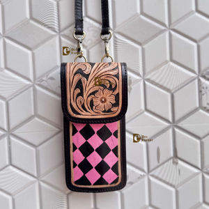 Sac à main pour téléphone fait main, sac en cuir sculpté à la main, petit sac à motif damier, pochette unique de créateur, sac bandoulière - Product Image 1