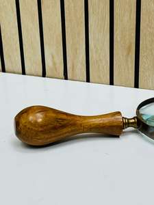 Loupe grossissante de 4 pouces en laiton finition antique avec poignée ronde en bois - Product Image 3