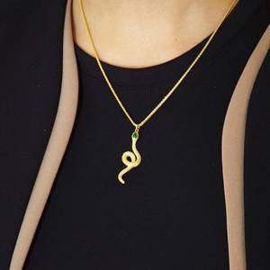 Colgante de Oro de 18K con Baño de Oro, Diseño de Serpiente Egipcia con Corte Esmeralda y Forma de Flor, Joyería Exquisita de Oro Antiguo para Regalo Unisex - Product Image 3