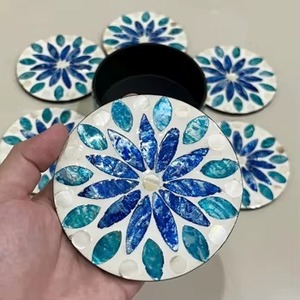 Juego de Posavasos Modernos de MDF con Diseño de Mosaico de Madreperla en Forma de Flor, Hechos a Mano, 9 cm de Diámetro, 3 mm de Grosor, REHMAN CRAFT, Uttar Pradesh - Product Image 1