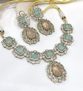 Ensemble de collier et boucles d'oreilles en zircon plaqué or de qualité supérieure, idéal pour un cadeau de mariage pour femme - Product Image 4