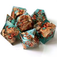 Los más vendidos y populares dados de resina para juegos de rol de mesa (TTRPGs) del año 2026, como Dungeons & Dragons y Pathfinder. al aire libre