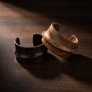 Bracelets en bois faits à la main pour femmes - Design sculpté, bijoux artisanaux tendance, polis, cadeau de mariage, occasions spéciales, bracelets à la mode - Product Image 3