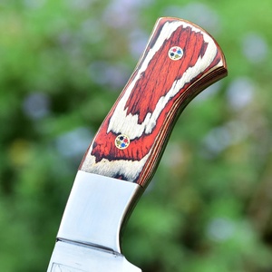 Cuchillo de Caza de Hoja Fija de Acero al Carbono Forjado a Mano y Grabado, con Mango de Madera Roja y Funda de Cuero, Personalizable OEM, MOQ Bajo - Product Image 3