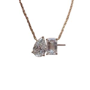 Colgante Minimalista de Plata de Ley 925 con Dos Piedras de Moissanita en Corte Pera y Esmeralda para Mujer, Estilo Toi Et Moi - Product Image 1