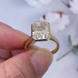 Anillo de Diamante de Laboratorio Radiant Bezel de 4.00ct, Certificado IGI, Claridad VS+, Color F, Oro Amarillo de 14K, Anillo de Promesa Minimalista - Product Image 2