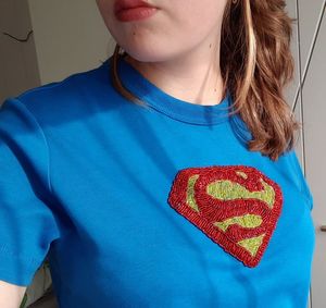 Camiseta Azul con Logotipo Bordado a Mano, Diseño de Personaje de TV o Película - Product Image 1