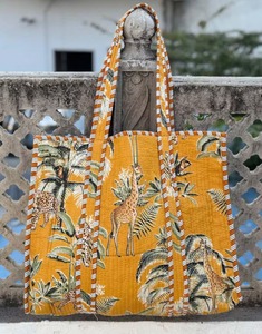 Sac à bandoulière matelassé en coton imprimé de créateur, pochette de soirée élégante avec finition haut de gamme - Product Image 1