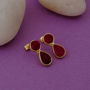 Boucles d'oreilles en pierres précieuses brutes de rubis naturels - Boucles d'oreilles rondes en forme de larme plaquées or faites à la main - Bijoux minimalistes, cadeau pour femmes R - Product Image 4