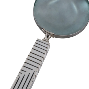 Loupe élégante et moderne en métal argenté poli, accessoire de bureau décoratif, pour lecture, travail de près et décoration intérieure - Product Image 4