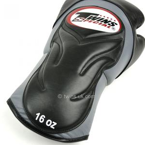 Dernier modèle de gants de boxe Twins personnalisés noirs et gris, 100% cuir de vache véritable, gants de boxe Twins pour l'entraînement MMA et Muay Thai - Product Image 4