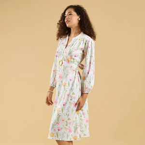 เดรสชีฟองผู้หญิงทรงมิดิ คอวี แขนสามส่วนทรงบาน เอวธรรมชาติ ลายดอกไม้ เป็นมิตรกับสิ่งแวดล้อม - Product Image 1