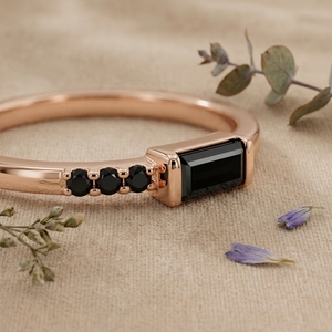 Bague en or rose 14 carats avec diamants noirs baguette, bague minimaliste empilable, bijoux fins pour femmes, cadeau - Product Image 2