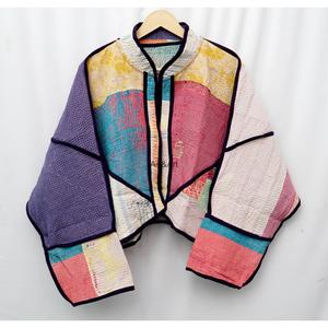 Veste Kantha vintage indienne faite à la main - Manteau matelassé écologique 100% coton, patchwork artisanal, style bohème hippie - Product Image 1