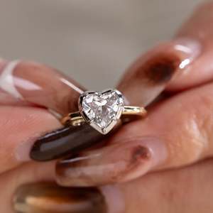 Anillo de Compromiso de Lujo en Oro Amarillo de 14K con Diamante Cultivado en Laboratorio en Forma de Corazón Romántico para Mujer, Certificado IGI - Product Image 1