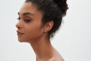 ต่างหูเม็ดเดี่ยวประดับเพชรเม็ดเดี่ยวสีทอง14K สำหรับผู้หญิง | เครื่องประดับงานแต่งงานและงานครบรอบหรูหรา - Product Image 4