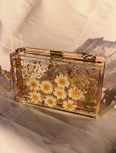 Bolso de Mano de Resina Pintado a Mano con Flores Prensadas de Margarita Dorada Ecológico para Decoración de Bodas y Regalos - Product Image 4