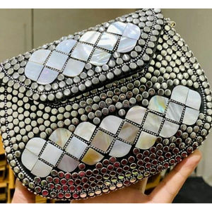 Elegante bolso de mano de latón Premium con diseño Sunburst y correa de cadena Monedero de fiesta hecho a mano para mujer Look de noche - Product Image 6