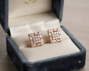 Prix de gros Boucles d'oreilles clous tendance en or massif 14K, serties de moissanite et de diamants taille baguette carrée classique, bijoux hip-hop pour hommes - Product Image 5