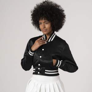 Veste en satin pour femme de haute qualité, veste varsity légère, 100% soie, respirante, nouveau design, veste en satin à prix bas et MOQ faible - Product Image 1
