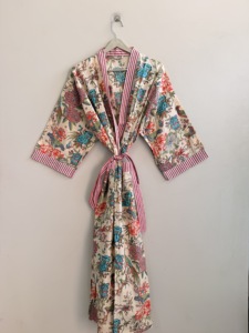 Kimono de algodón puro con estampado floral hecho a mano - ligero, cómodo y suave, ideal como ropa de dormir y para estar en casa. - Product Image 1