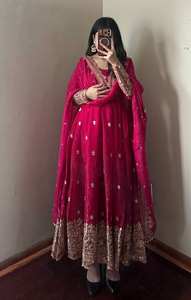 Robe Anarkali en soie Fandy exquise brodée avec des paillettes - Ensemble ethnique de créateur 3 pièces entièrement cousu - Product Image 3