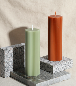 Sublimez votre décoration intérieure avec notre élégante bougie pilier côtelée, idéale pour offrir en cadeau, pour la méditation et les occasions spéciales. - Product Image 3