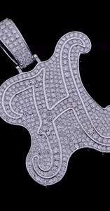 Pendentif personnalisé unisexe Hip Hop en argent sterling 925 avec lettres, chiffres, nom, initiale ou logo, serti de moissanite taille brillant, finition dorée - Product Image 5