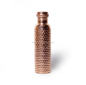 Bouteille d'eau artisanale en cuivre pur pour la maison, le bureau et les voyages, favorisant une hydratation équilibrée, une immunité renforcée et une vie saine. - Product Image 4