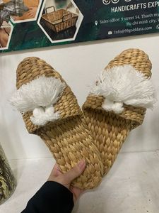 Chaussons artisanaux haut de gamme en jacinthe d'eau, tissés naturellement, pour hôtels, spas, centres de bien-être et usage domestique – Vente en gros Vietnam - Product Image 1