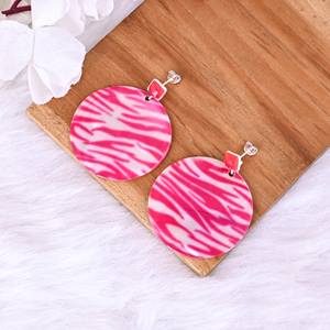 Pendientes Colgantes de Resina con Calcedonia Fucsia y Madreperla |   Plata de Ley 925 - Product Image 4