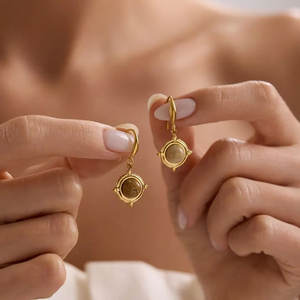 ต่างหูรูปดาวประดับทองคำพร้อมจี้หินสีแทนตรงกลาง - เครื่องประดับดาวเหนือสุดหรูสำหรับงานปาร์ตี้ - Product Image 1