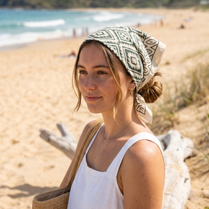 Pañuelo Cuadrado Hecho a Mano con Estampado Indio, Bufanda de Algodón Boho, Accesorio para el Cabello, Regalo para Ella, Duradero para el Verano y la Playa - Product Image 1