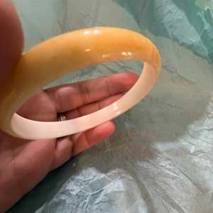 กำไลข้อมือเรซิ่นหินอ่อนสีเหลืองทำมือ งานฝีมือเรซิ่นสองสี ทรงโดมสีไอวอรี่บัตเตอร์สกอตช์ กำไลข้อมือผู้หญิง ขายส่งเครื่องประดับ - Product Image 1