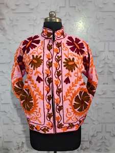 Veste courte en tricot floral brodée Suzani pour femmes Hak Enterprises, style ethnique traditionnel vintage en toile de coton - Product Image 3