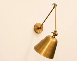Applique murale en laiton à bras réglable, lumière géométrique moderne pour décoration intérieure de salon - Product Image 1