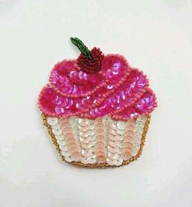 Broche moderno hecho a mano con cuentas, elegante accesorio para fiestas a precio económico. - Product Image 1