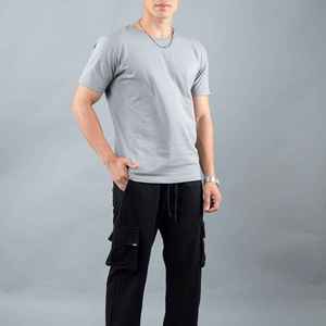 เสื้อยืดคอกลมแขนสั้นสีเทาอ่อนสำหรับผู้ชาย ทรงปกติ สีพื้น ผ้าถักเนื้อเจอร์ซีย์ 100% ผ้าฝ้าย - Product Image 3