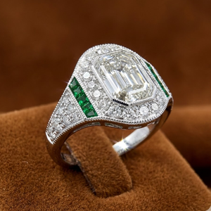 Bague de mariage classique en or blanc massif 18 carats de haute qualité, sertie de diamants et d'émeraudes taille brillant, fabriquée en Chine - Product Image 4