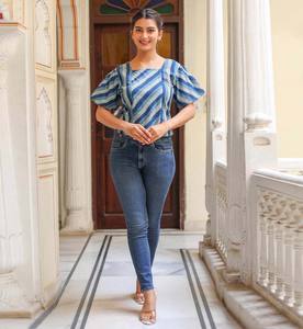 Blusa de Algodón Azul a Rayas para Mujer, Corte Regular, con Mangas Abullonadas y Cuello Cuadrado, Diseñada para un Estilo Casual de Verano - Product Image 4