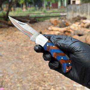 Cuchillo plegable hecho a mano con hoja de acero de Damasco y mango de resina, cuchillo para exteriores con 3 años de garantía, regalo para padrinos de boda, cuchillo de aniversario, EDC. - Product Image 1