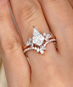 Anillo de compromiso y boda minimalista de lujo con moissanita de corte cometa de 9x6mm engastada en plata de ley 925 chapada en oro de 18k, certificado - Product Image 2