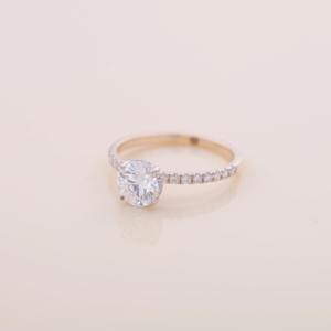 Anillo de Compromiso con Diamante Cultivado en Laboratorio de 1.02 Ct, Corte Redondo, Banda Pavé, Certificado IGI, Chapado en Rodio, Oro Amarillo, Blanco y Rosa de 18K - Product Image 3