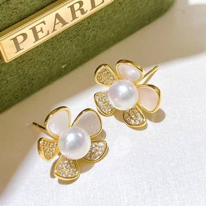 Boucles d'oreilles fleuries polyvalentes haut de gamme avec incrustation de nacre, boucles d'oreilles en or 14 carats, camélia, boucles d'oreilles en perles d'eau douce de Zhuji incrustées - Product Image 3