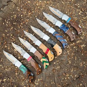 Cuchillo plegable hecho a mano con hoja de acero de Damasco y mango de resina, cuchillo para exteriores con 3 años de garantía, regalo para padrinos de boda, cuchillo de aniversario, EDC. - Product Image 4