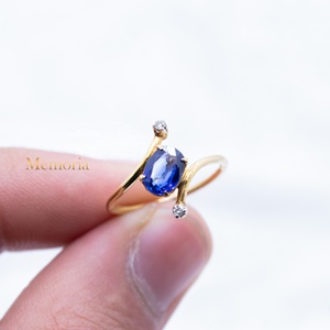 Bague Bypass en Or Jaune 18 carats avec Saphir Bleu Naturel Oval et Diamants, Collection Memoria Jewels – Vente en Gros - Product Image 1
